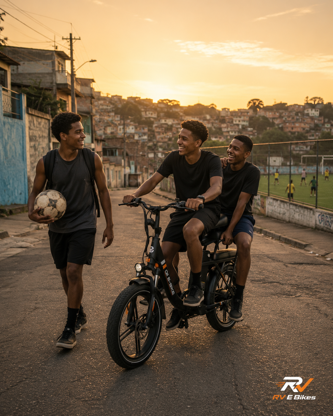 Amigos com a RV E Bike ao pôr do sol na rua